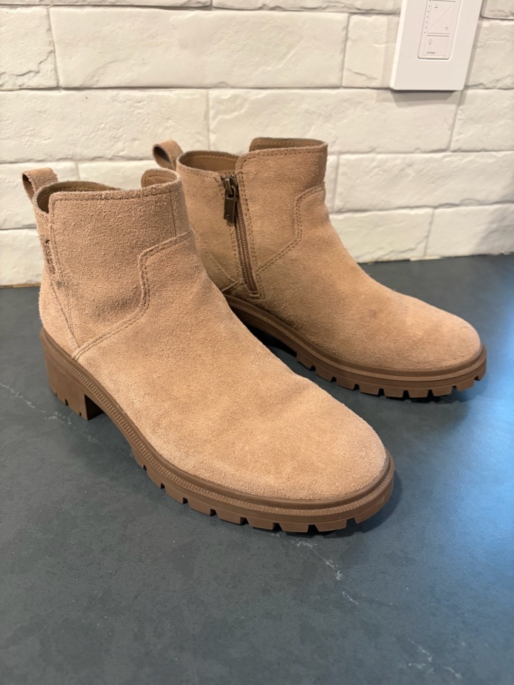 UGG Koolaburra sz 8 Berea Suede Ankle Booties in Amphora color